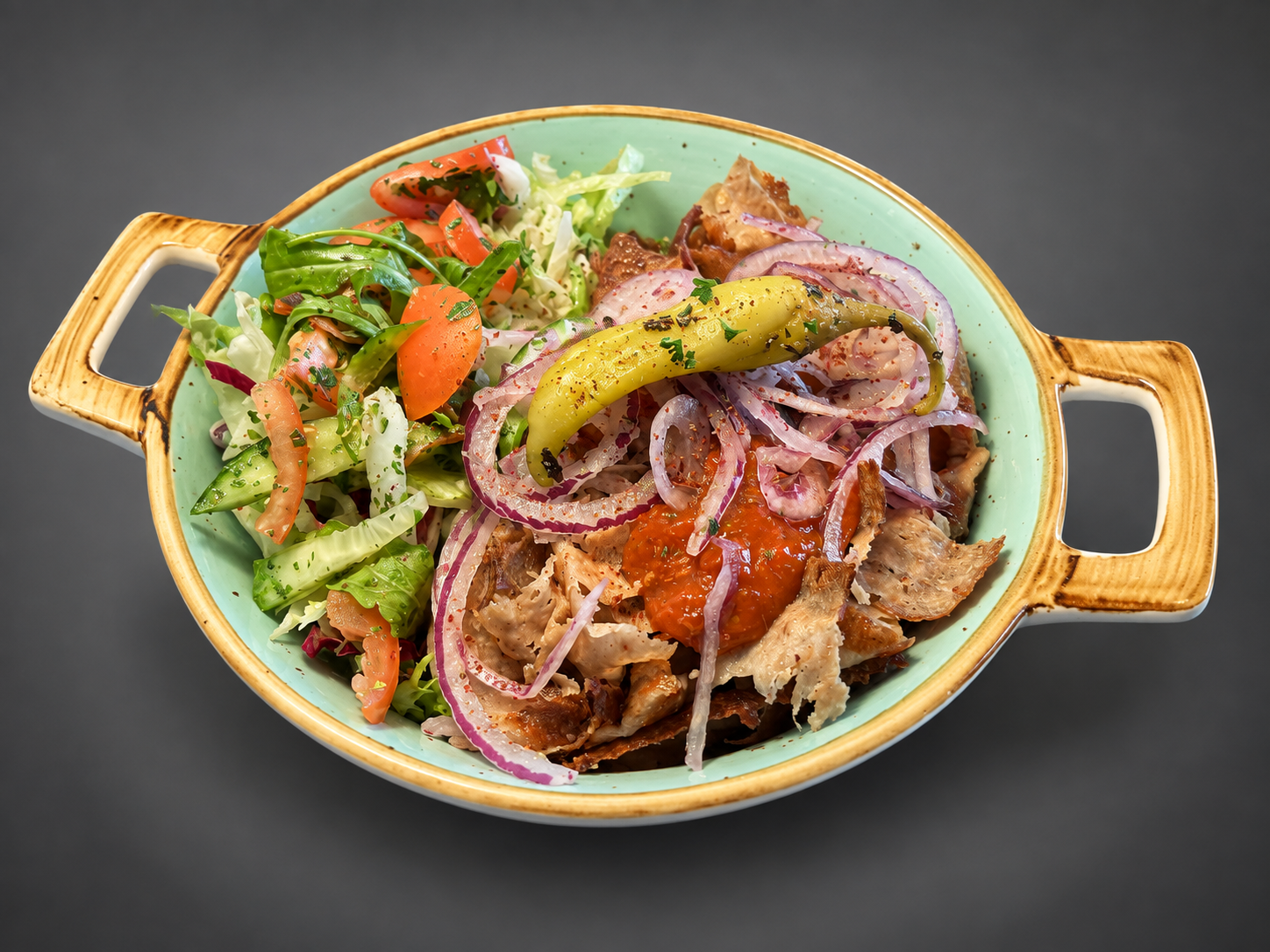 Kebabschale von Kebabas auf neutralem Studiohintergrund